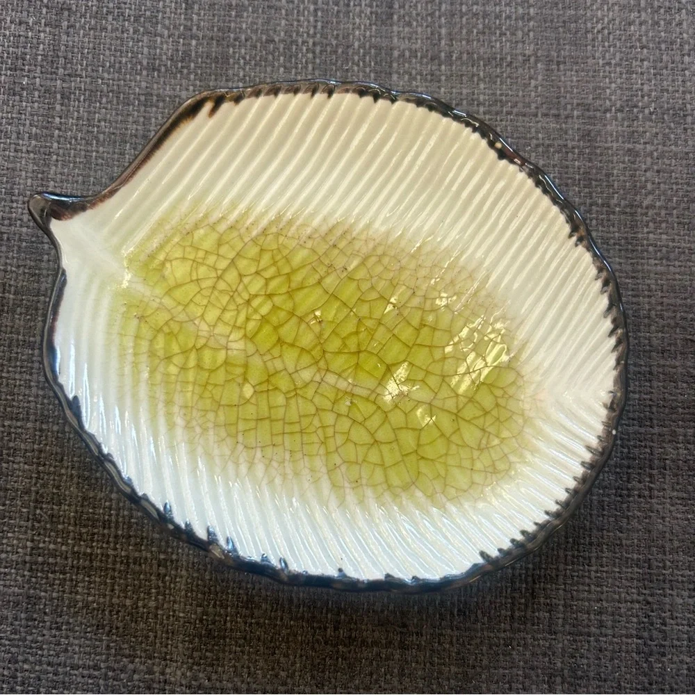 CRATE & BARREL Crackle Glaze Leaf-Shaped Porcelain Jewelry Key Coin Dish#0915253